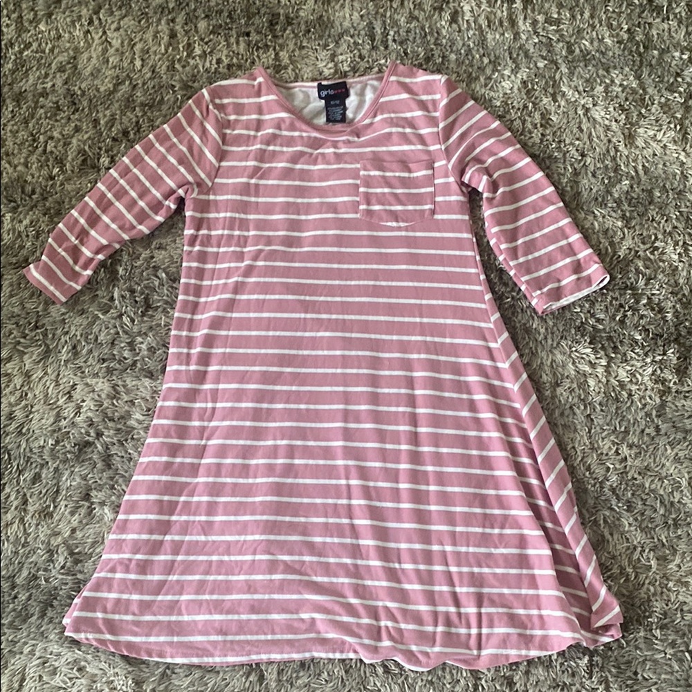 Girls🩷🩷🩷 pink and White Striped Dress.